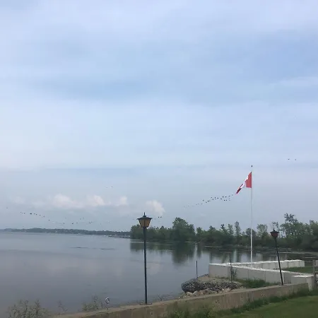 Entire Waterfront Cottage In Carrying Place Exterior photo