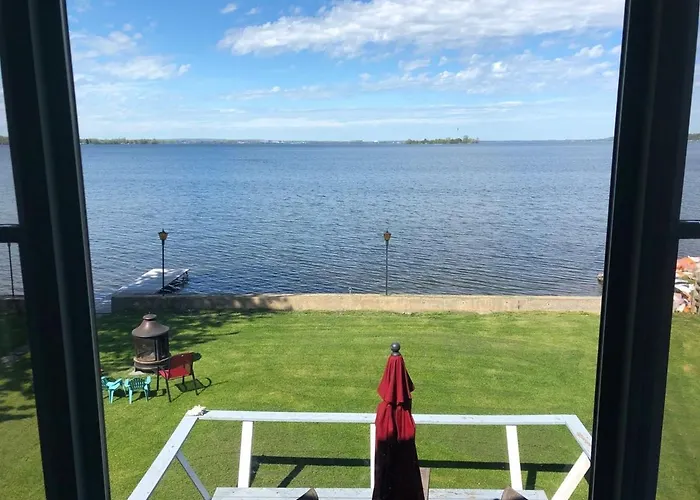 Entire Waterfront Cottage In Carrying Place