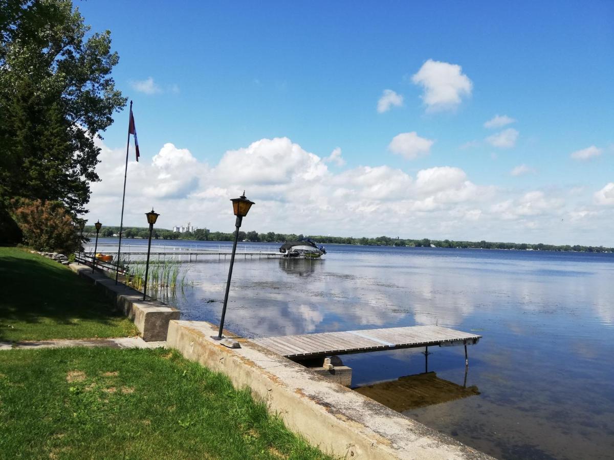 Entire Waterfront In Carrying Place