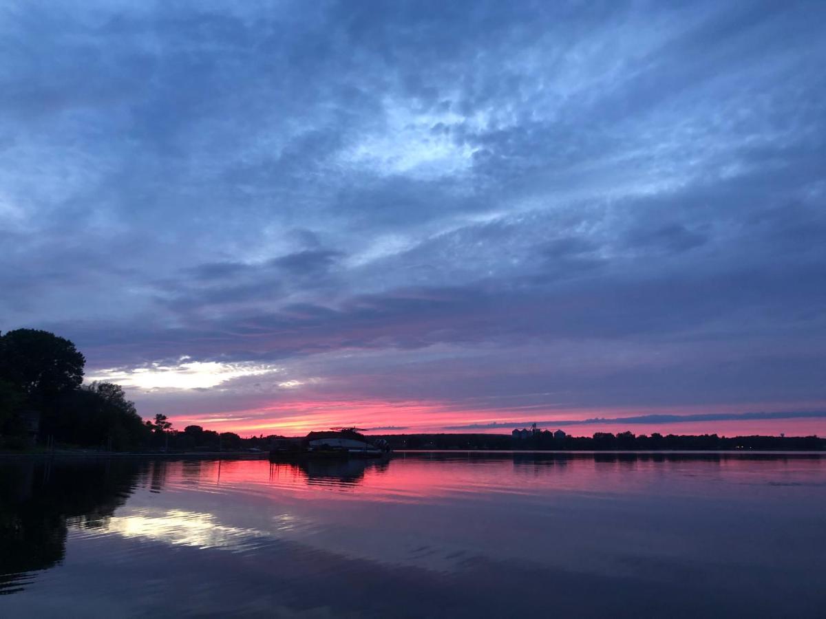 Entire Waterfront In Holiday home *