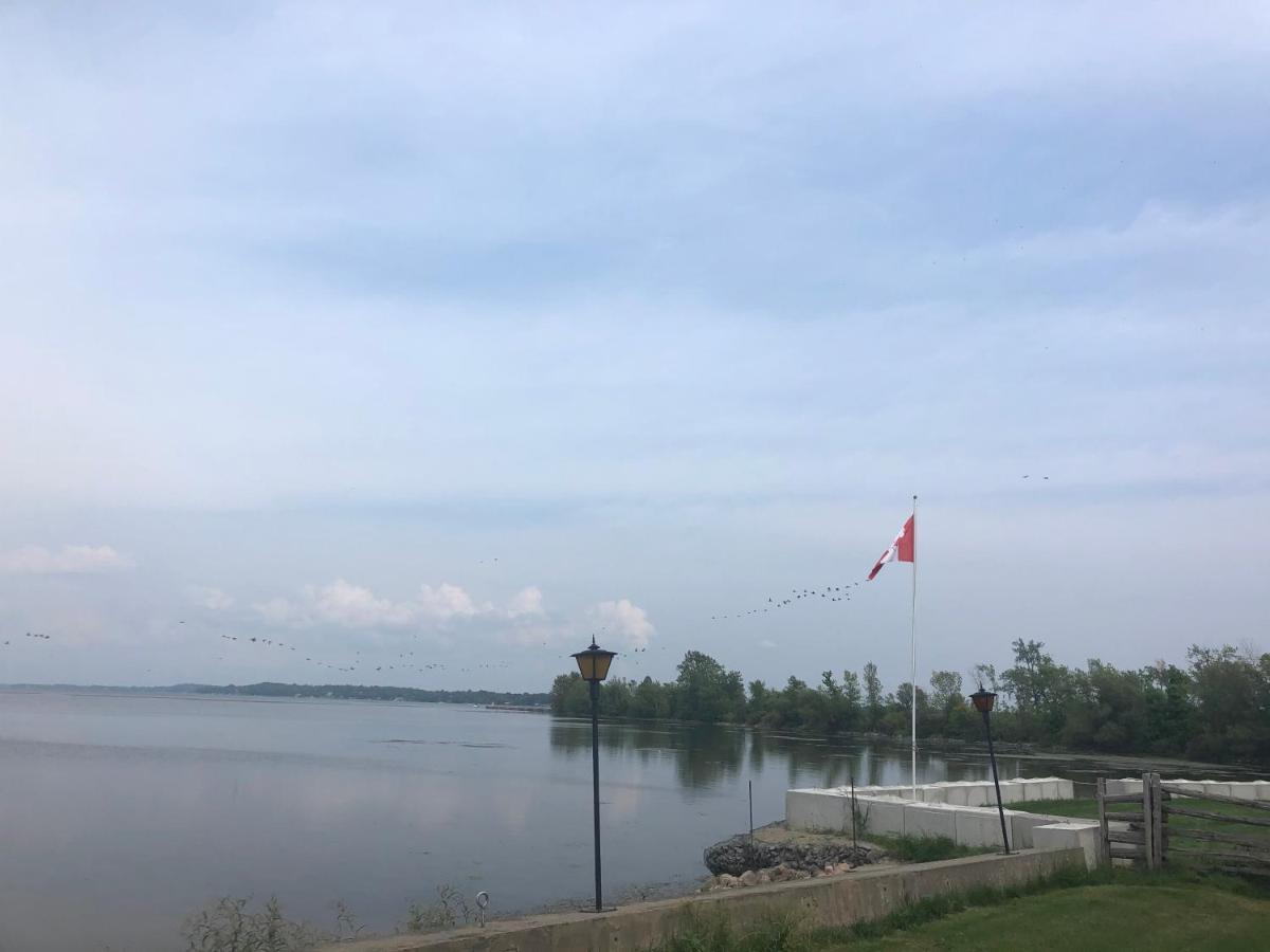 Holiday home Entire Waterfront In *